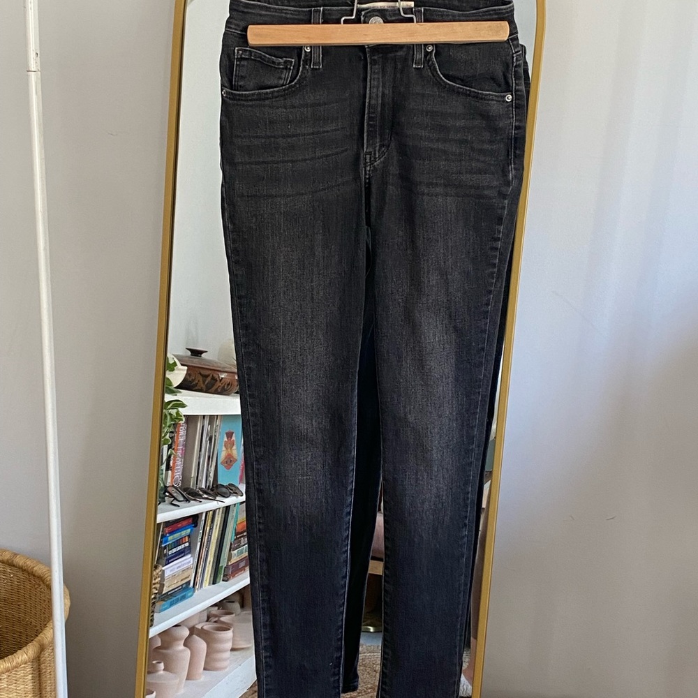 Like new Levi’s 721 High Rise Skinny in True Grit Black size 26